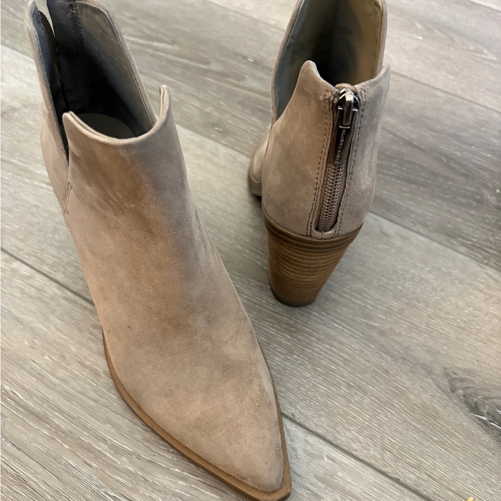Vince Camuto Gigietta
BootWomen's 6M Tan Suede Block
Heel Bootie Side Cutout